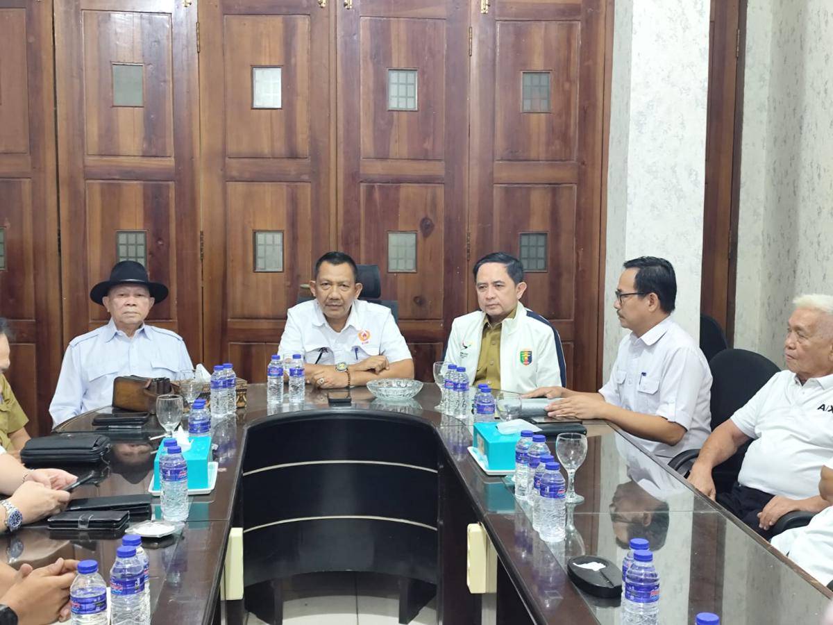 Pengembalian berkas Bakal Calon Ketua KONI Lampung, Faishol Djausal. (IDN Times/Muhaimin)