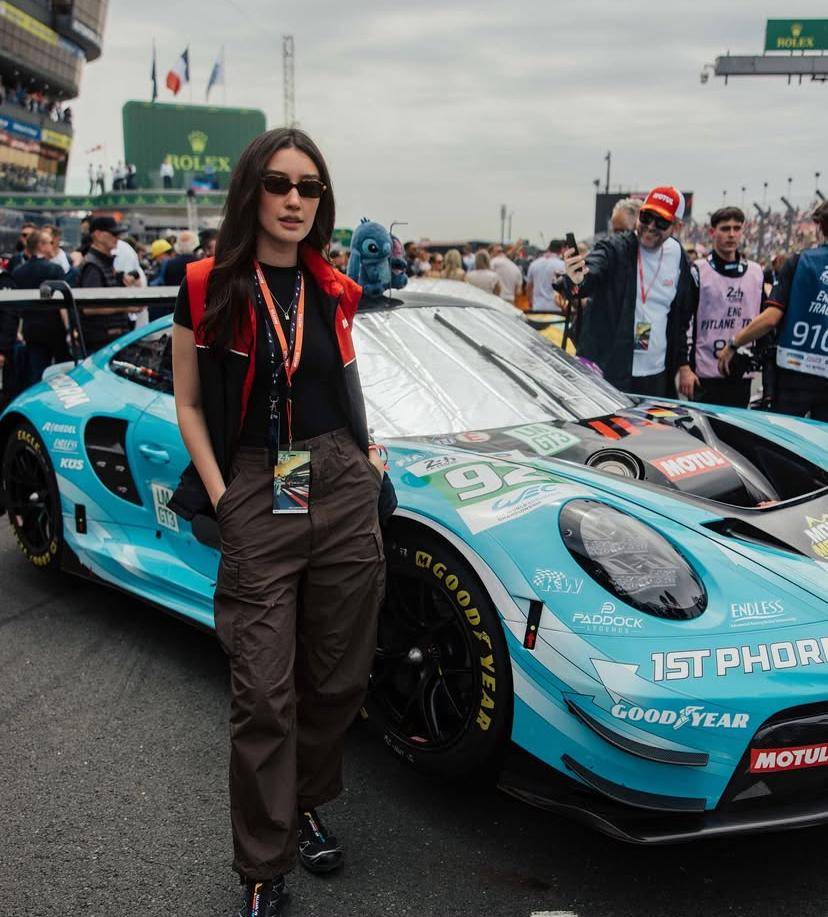 potret Natasha Ryder di 24 Hours of Le Mans 2025 (Instagram.com/natasharyder)