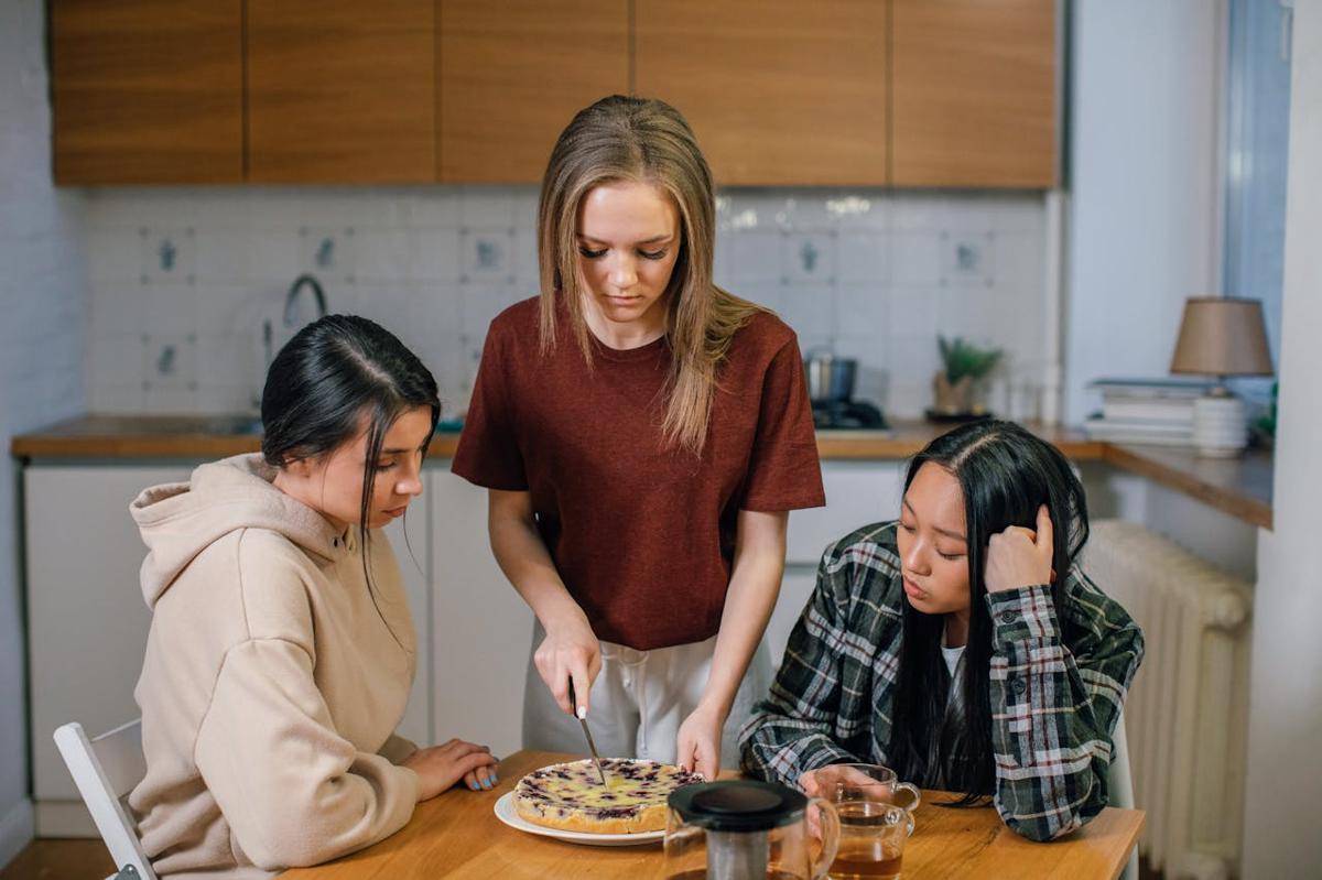 ilustrasi orang-orang yang tinggal di rumah kontrakan (pexels.com/Alena Darmel)