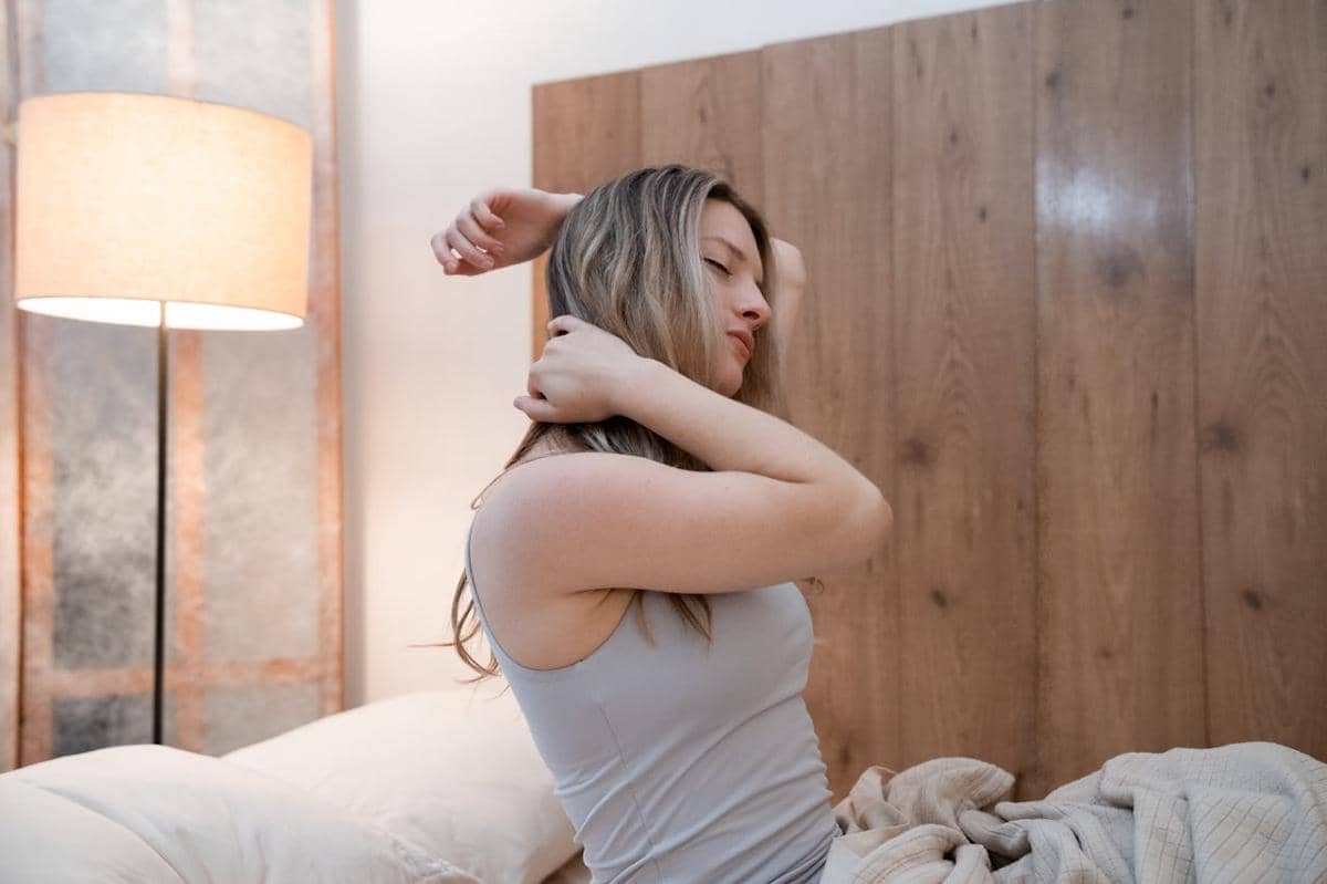 ilustrasi seorang perempuan yang sedang melakukan peregangan ringan sebelum tidur malam (pexels.com/Kevin Malik)