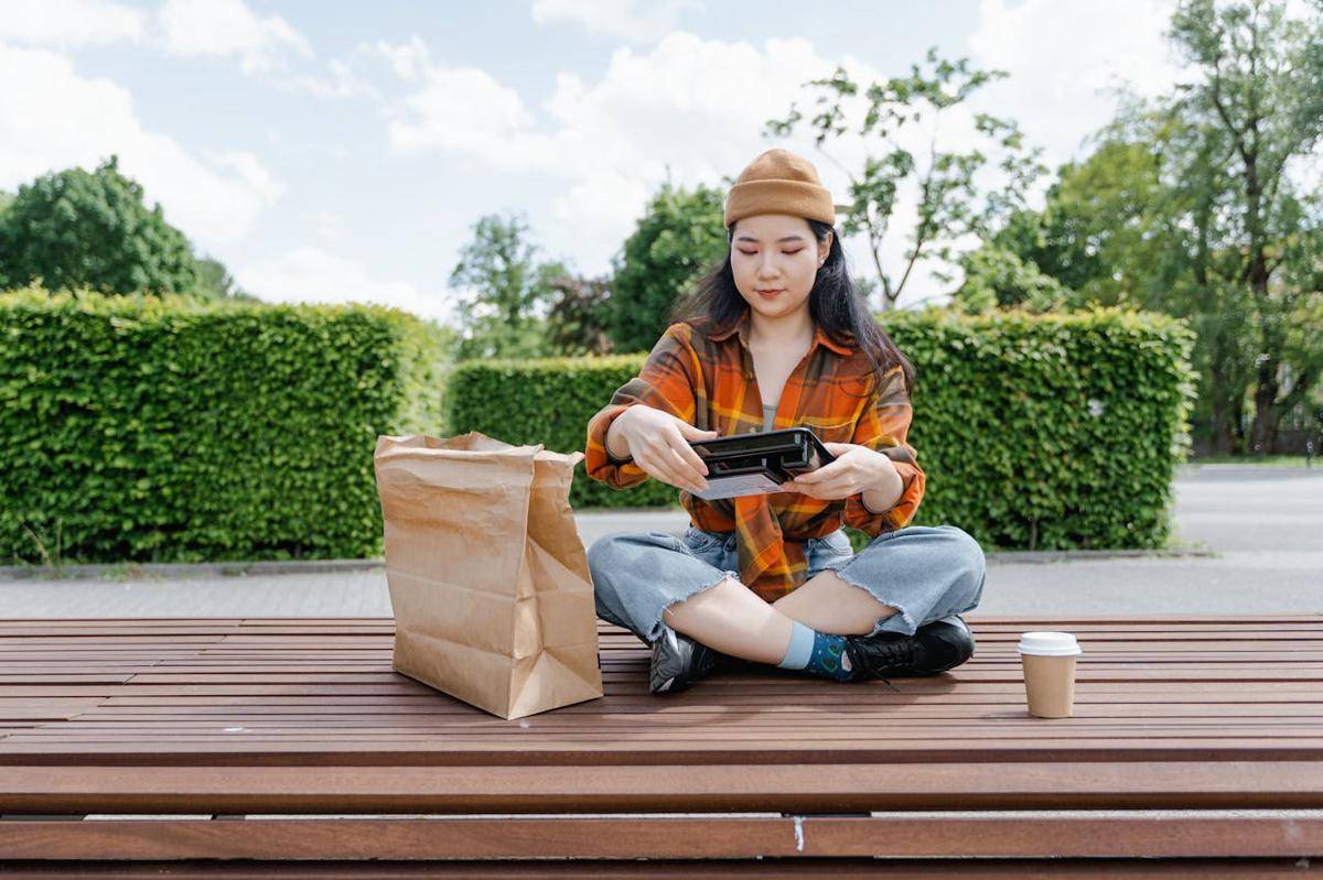 ilustrasi seorang perempuan yang bersiap untuk makan (pexels.com/MART PRODUCTION)