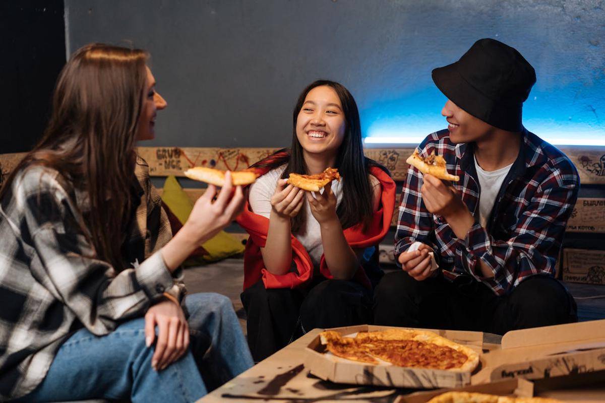 ilustrasi orang-orang yang sedang makan pizza (pexels.com/Mikhail Nilov)