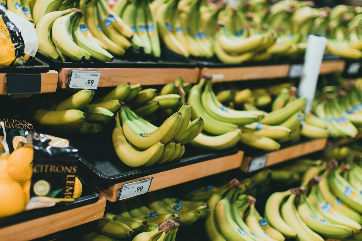 Pisang setengah matang di toko (pexels.com/Jonathan Cooper)  
