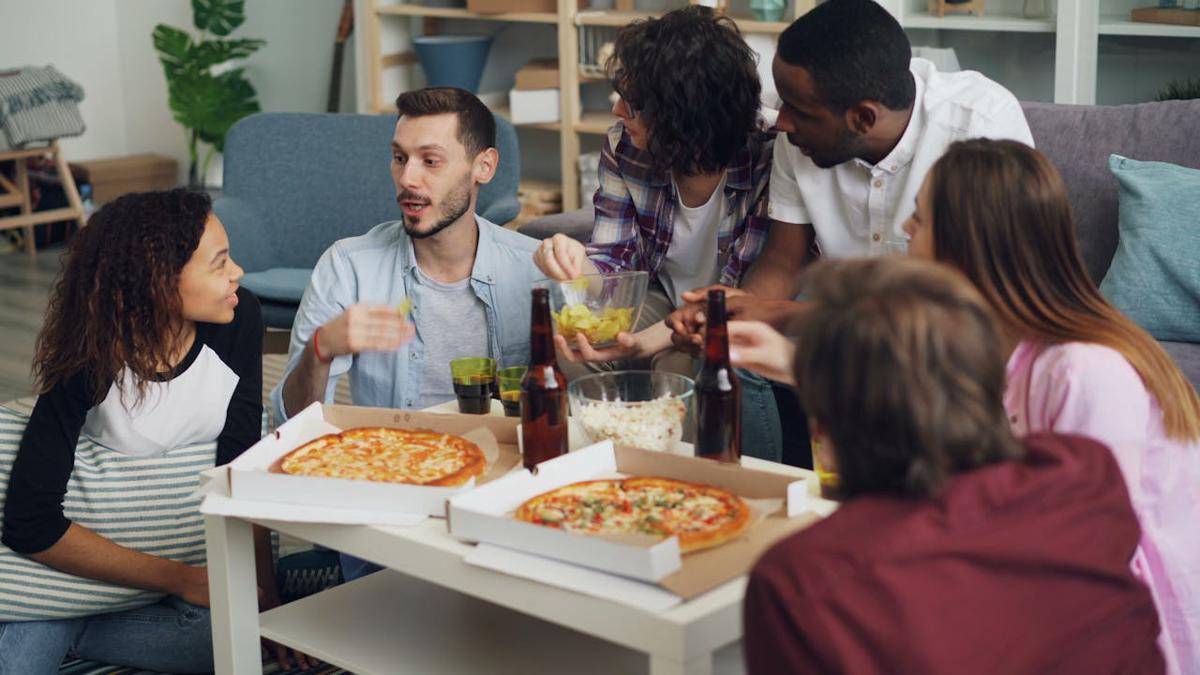 ilustrasi sekelompok orang yang sedang makan bersama (pexels.com/Vitaly Gariev)