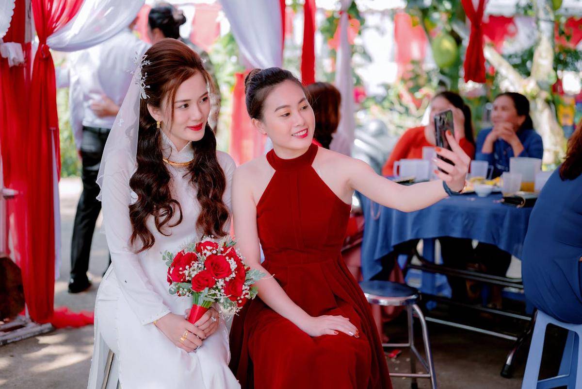 ilustrasi seorang tamu yang berfoto dengan pengantin perempuan
