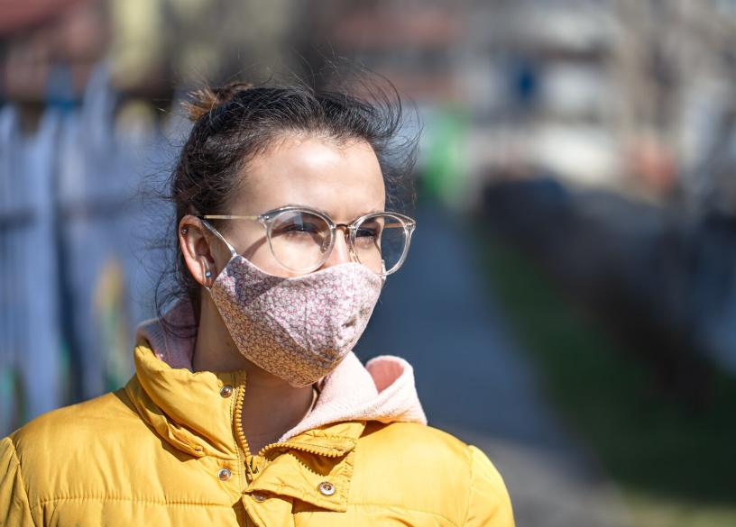 5 Tips Mengatasi Kacamata Berembun saat Pakai Masker