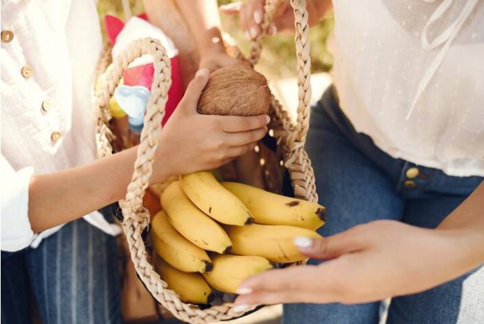 Ilustrasi pisang di dalam tas belanja (freepik.com/prostooleh)  