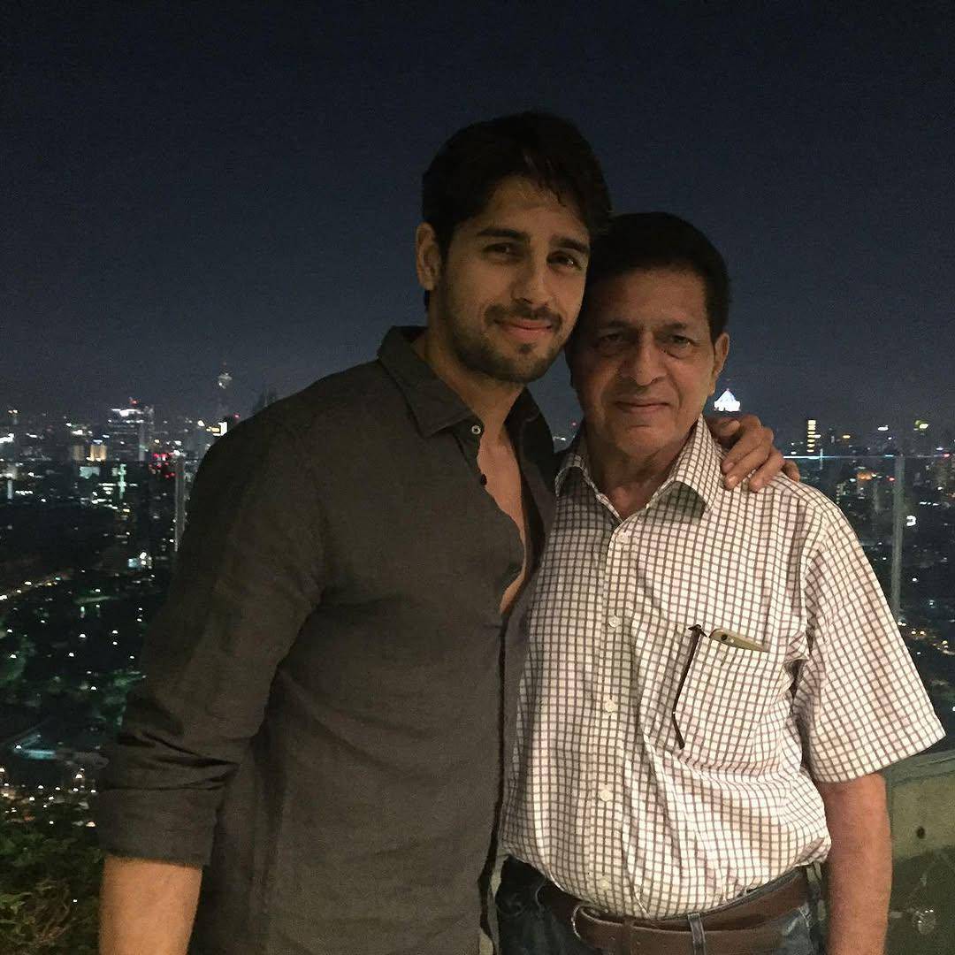 Sidharth Malhotra dan ayahnya (instagram.com/sidmalhotra)