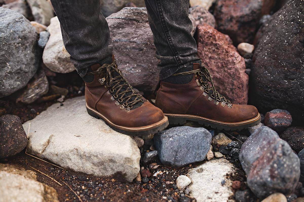 ilustrasi boots hiking (freepik.com/marymarkevich)