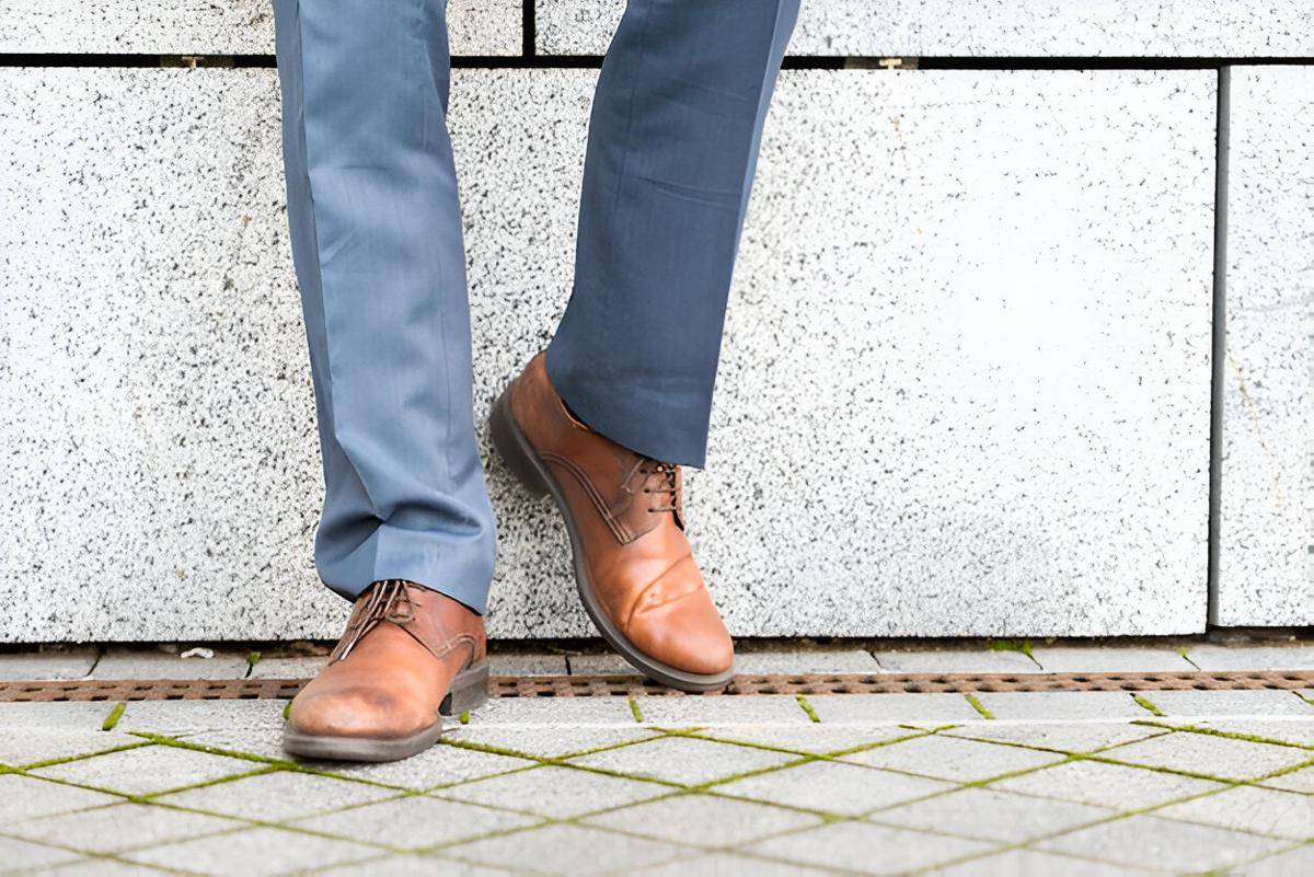 ilustrasi pria menggunakan sepatu pantofel coklat (freepik.com/freepik)