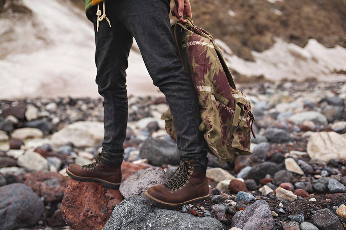 ilustrasi boots hiking (freepik.com/marymarkevich)