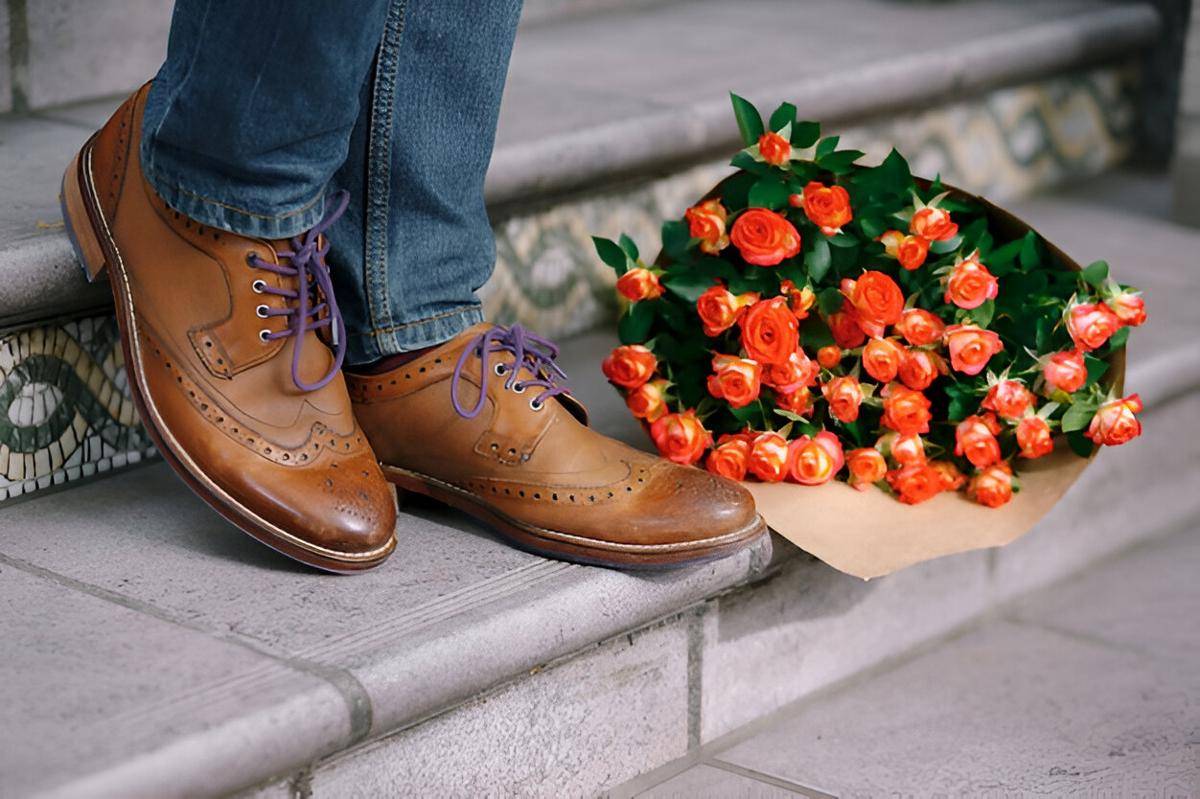 ilustrasi pria menggunakan sepatu pantofel coklat (freepik.com/ArthurHidden)