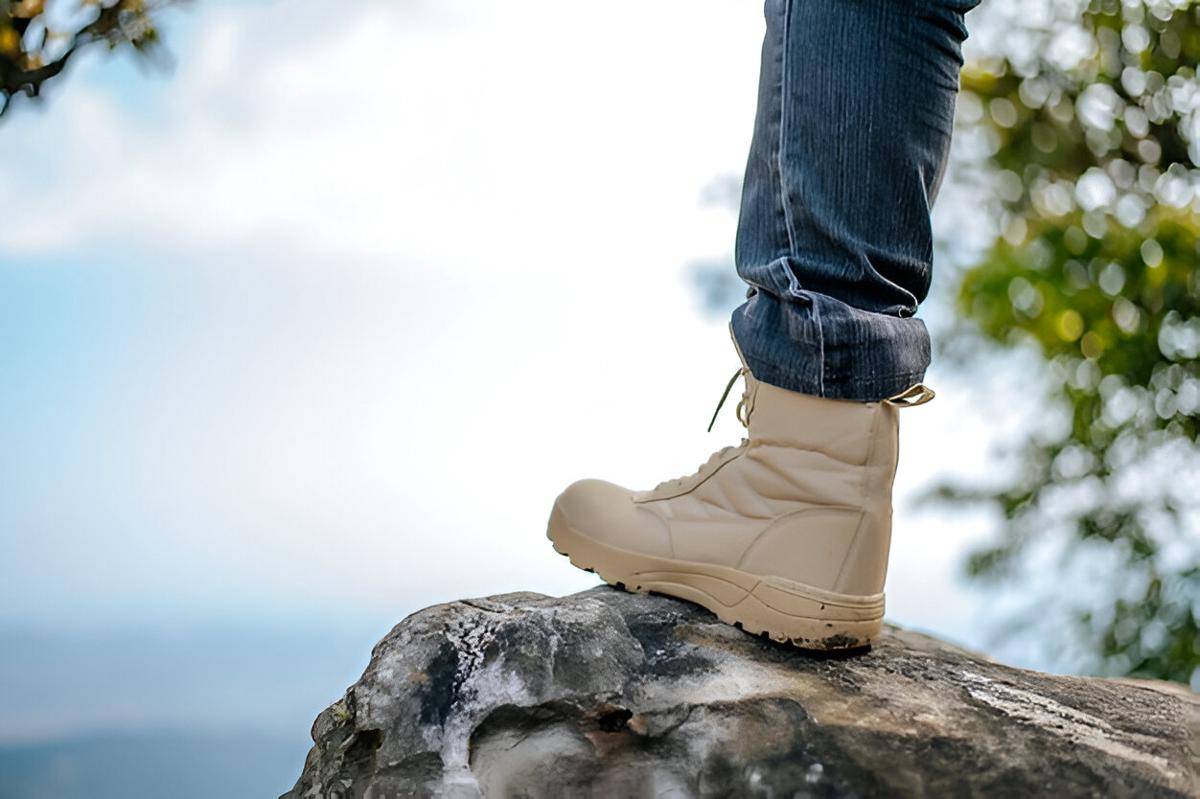 ilustrasi boots hiking (freepik.com/jcomp)