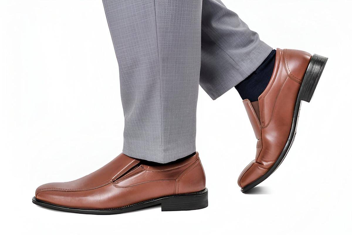 ilustrasi pria menggunakan sepatu pantofel coklat (freepik.com/rawpixel.com)