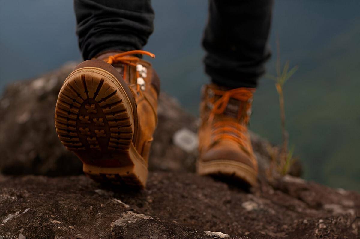 ilustrasi boots hiking (freepik.com/freepik)
