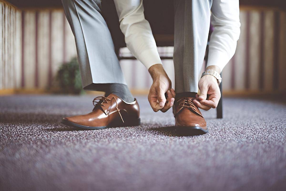 ilustrasi pria menggunakan sepatu pantofel coklat (freepik.com/wirestock)