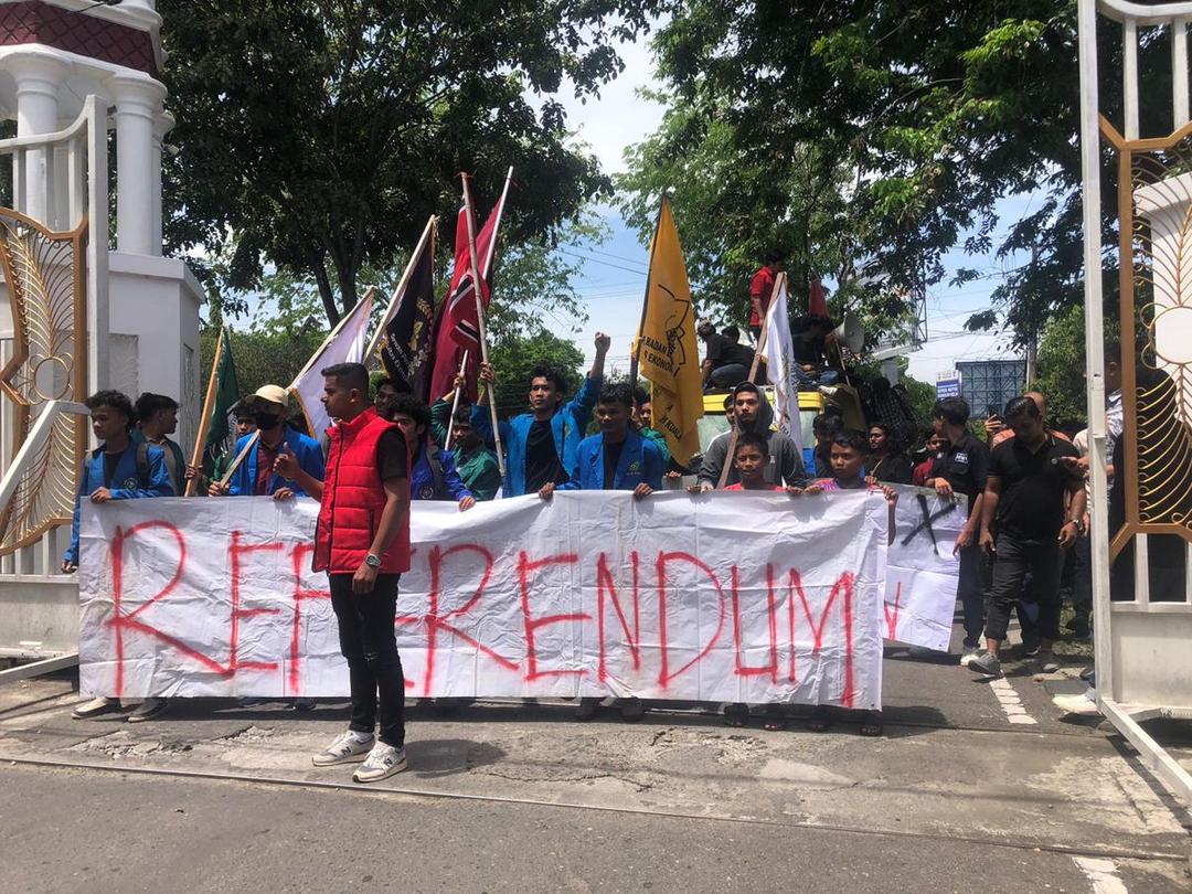 Kisruh 4 Pulau, Massa di Aceh Bawa Spanduk Referendum dan Bendera Bulan Bintang