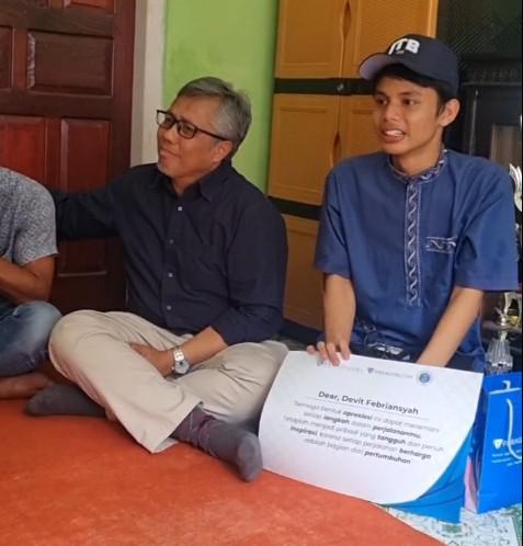 Calon mahasiswa ITB, Devit, saat bertemu dengan Rektor ITB. (Dokumentasi ITB)