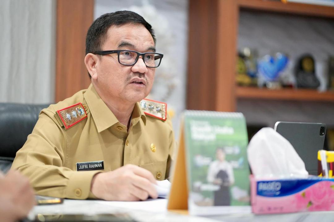 Sekretaris Daerah Sulsel Jufri Rahman mengikuti rapat evaluasi percepatan pembentukan Koperasi Merah Putih secara virtual dari Ruang Rapat Sekda, Senin (16/6/2025). (Dok. Humas Pemprov Sulsel)