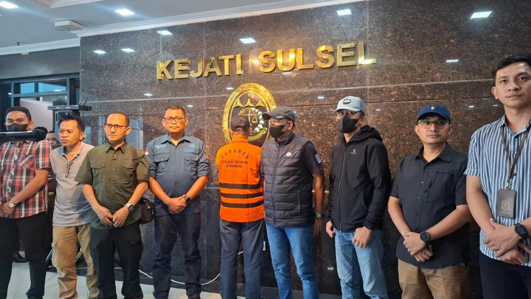 Tim Tangkap Buronan (Tabur) Kejaksaan Tinggi Sulawesi Selatan (Kejati Sulsel) akhirnya menangkap seorang kepala desa Mohamad Ali (49), Senin (16/6/2025). IDN Times/Darsil Yahya