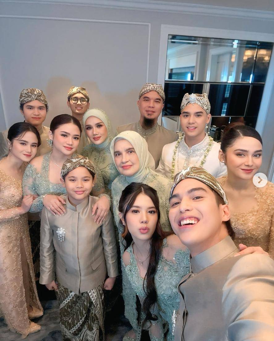 Keluarga Al Ghazali di akad nikah (instagram.com/ahmaddhaniofficial)