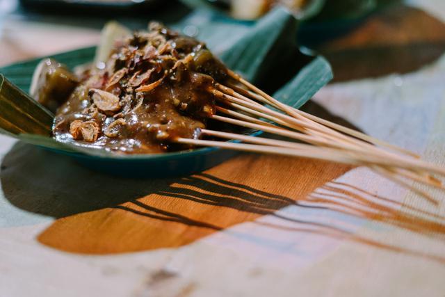 small-vecteezy_padang-satay-skewers-grilled-to-perfection-and-served-with_48082475_small.jpg