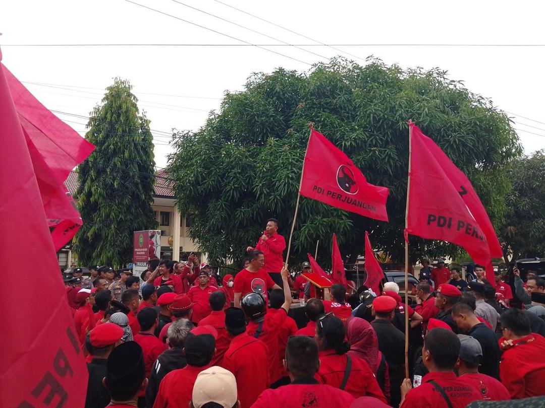 Aksi simpatisan PDIP Majalengka (inin Nastain/IDN Times)