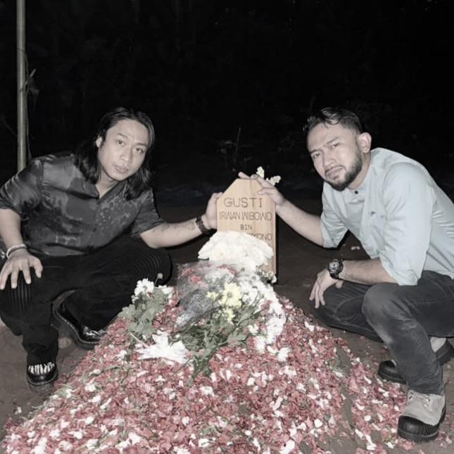 artis di pemakaman Gustiwiw (instagram.com/alfiealfandy)