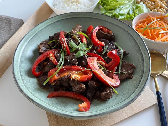 small-vecteezy_asian-food-beef-teriyaki-with-red-paprika-and-sesame-seed-on_48477385_small.jpg