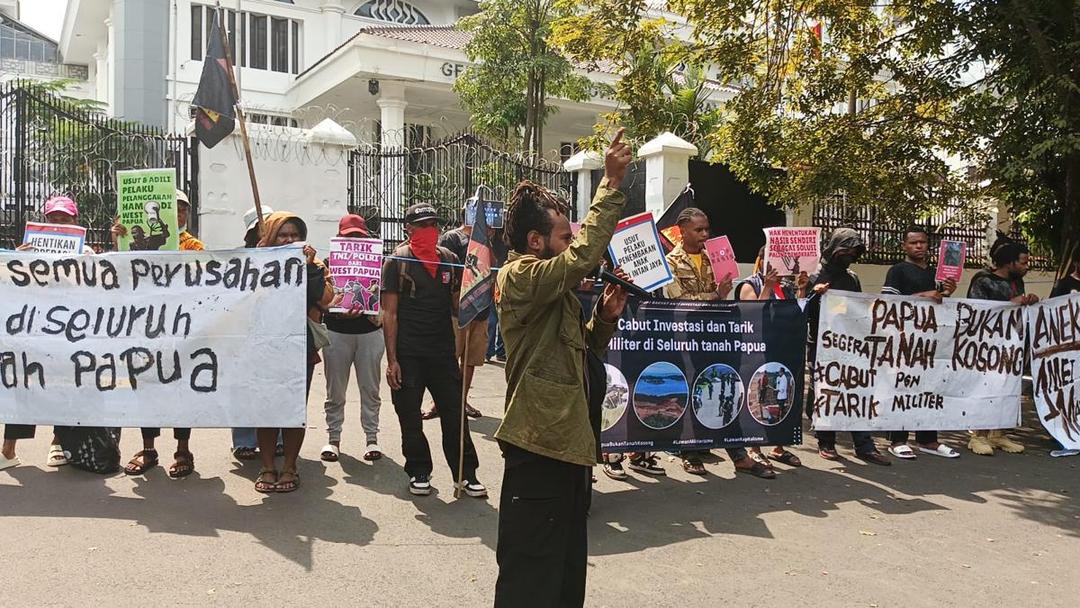Mahasiswa Papua di Bandung Turun ke Jalan, Minta Cabut Izin Tambang GAG Nikel