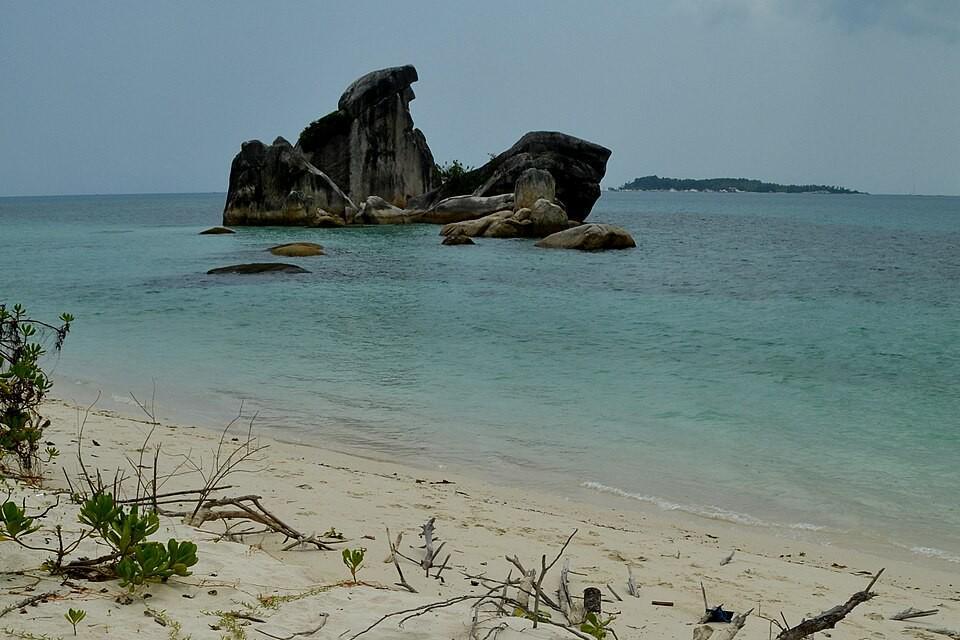 Batuan_Granit_Burung_Garuda_di_pinggir_pantai_Belitong.jpg