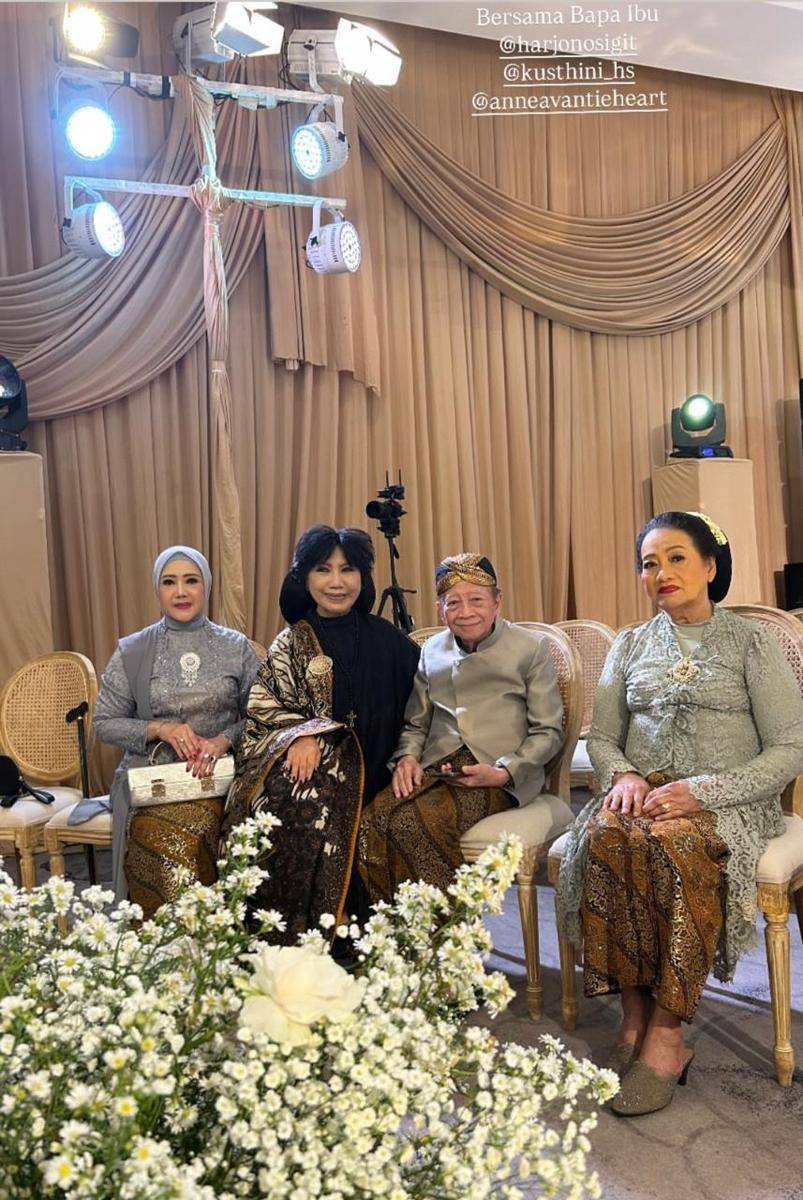 Keluarga Al Ghazali di akad nikah (instagram.com/pinkyevianty)