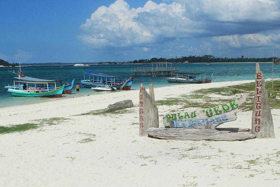 1280px-Pulau_Kepayang,_Belitung.jpg
