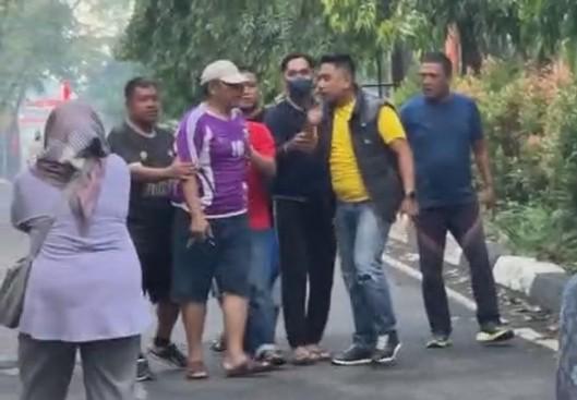 Tangkapan layar video sekuriti Unhas ngamuk ke pedagang di area CFD kampus, Minggu (15/6/2025)/Istimewa