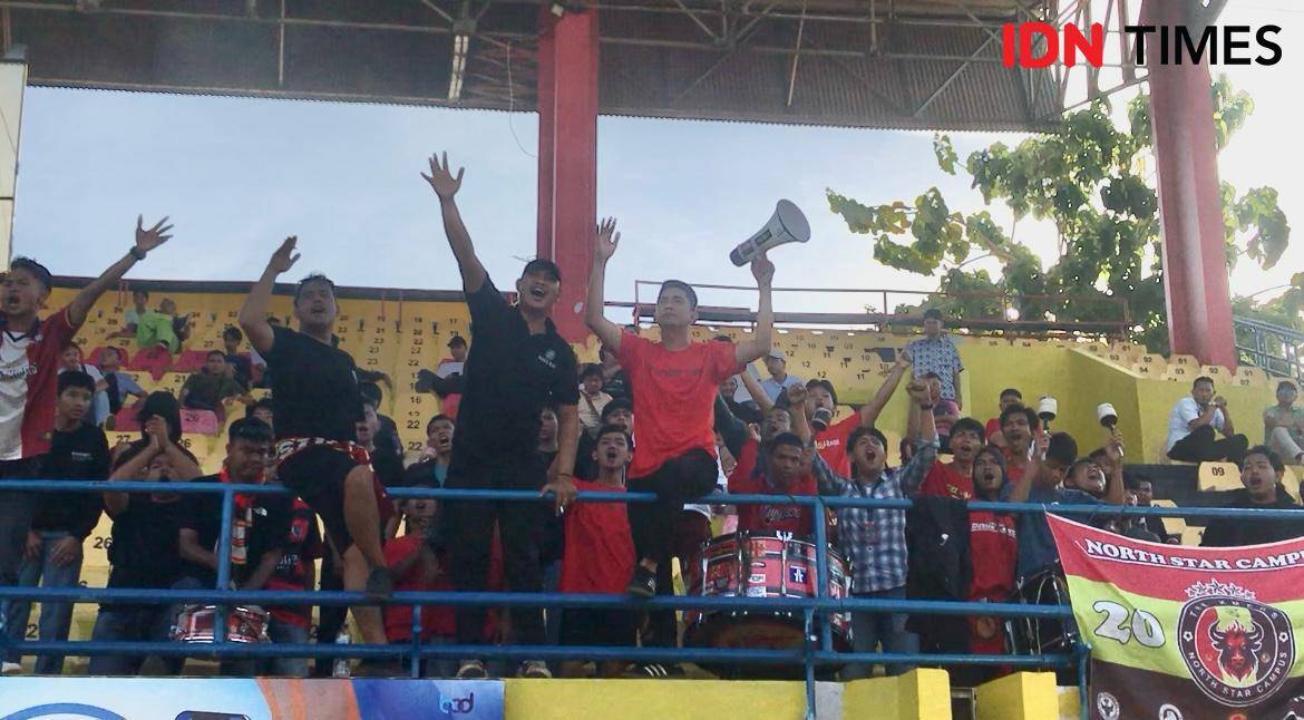 Da Bul bersama suporter lainnya memberikan semangat kepada pemain Semen Padang FC (IDN Times/Halbert Caniago)