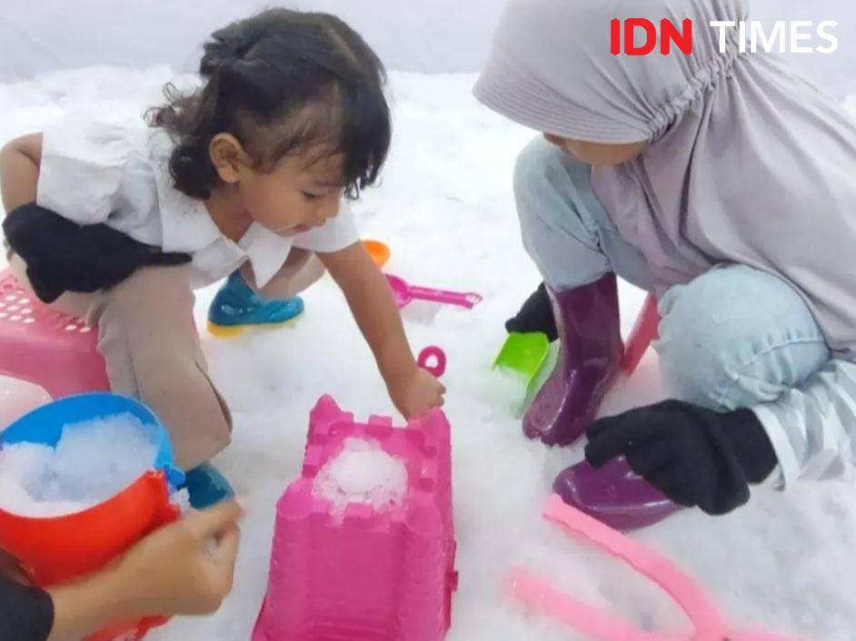 Anak-anak bermain salju di dalam Mal Tangerang (IDN Times/Maya Aulia Aprlianti)