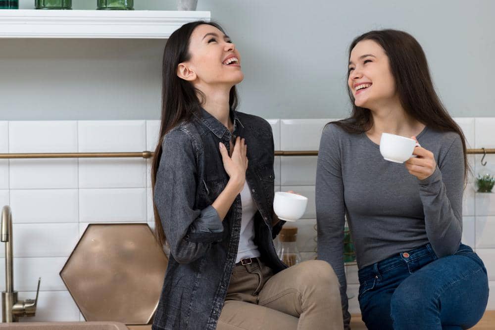 ilustrasi perempuan mengobrol