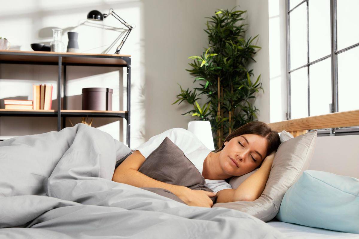 Ilustrasi wanita tidur siang (freepik.com/freepik)