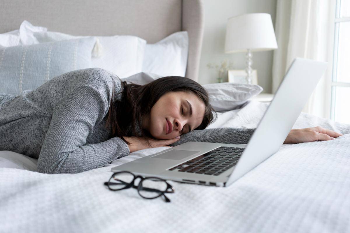 Ilustrasi wanita tidur di samping laptop (freepik.com/freepik)