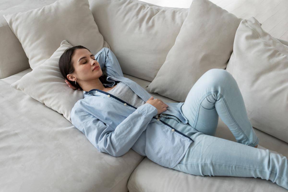 Ilustrasi wanita tidur di sofa (freepik.com/freepik)