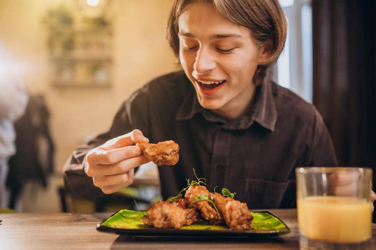 illustrasi pria makan ayam goreng (freepik.com/senivpetro)