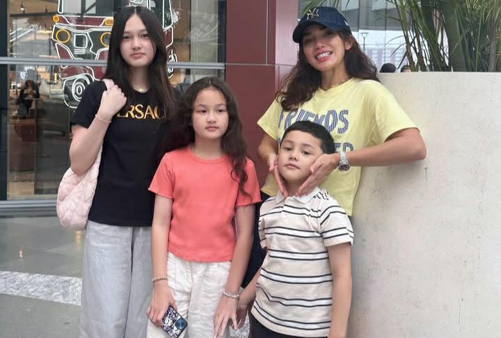 9 Potret Ussy Sulistiawaty Ajak Anak Pertama Kali Makan di Warteg