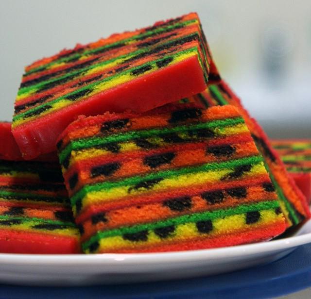 Sama-Sama Manis dan Berlapis, Ini 4 Perbedaan Lapis Legit dan Lapis Serawak