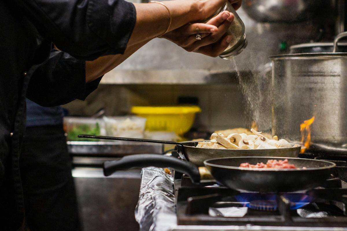 ilustrasi sedang memasak (unsplash.com/Louis Hansel)