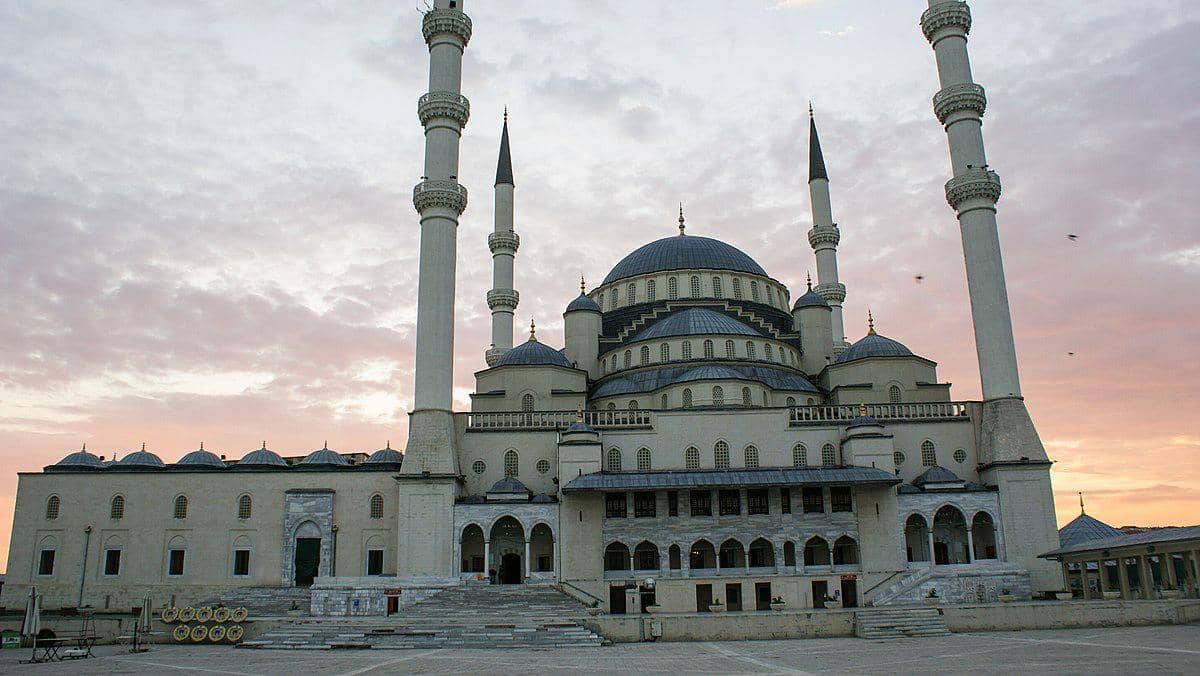 Pemandangan Masjid Kocatepe saat matahari terbit.