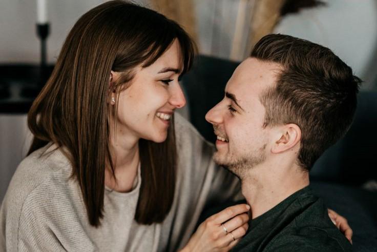 5 Cara Menyesuaikan Kebiasaan dengan Pasangan di Awal Pernikahan
