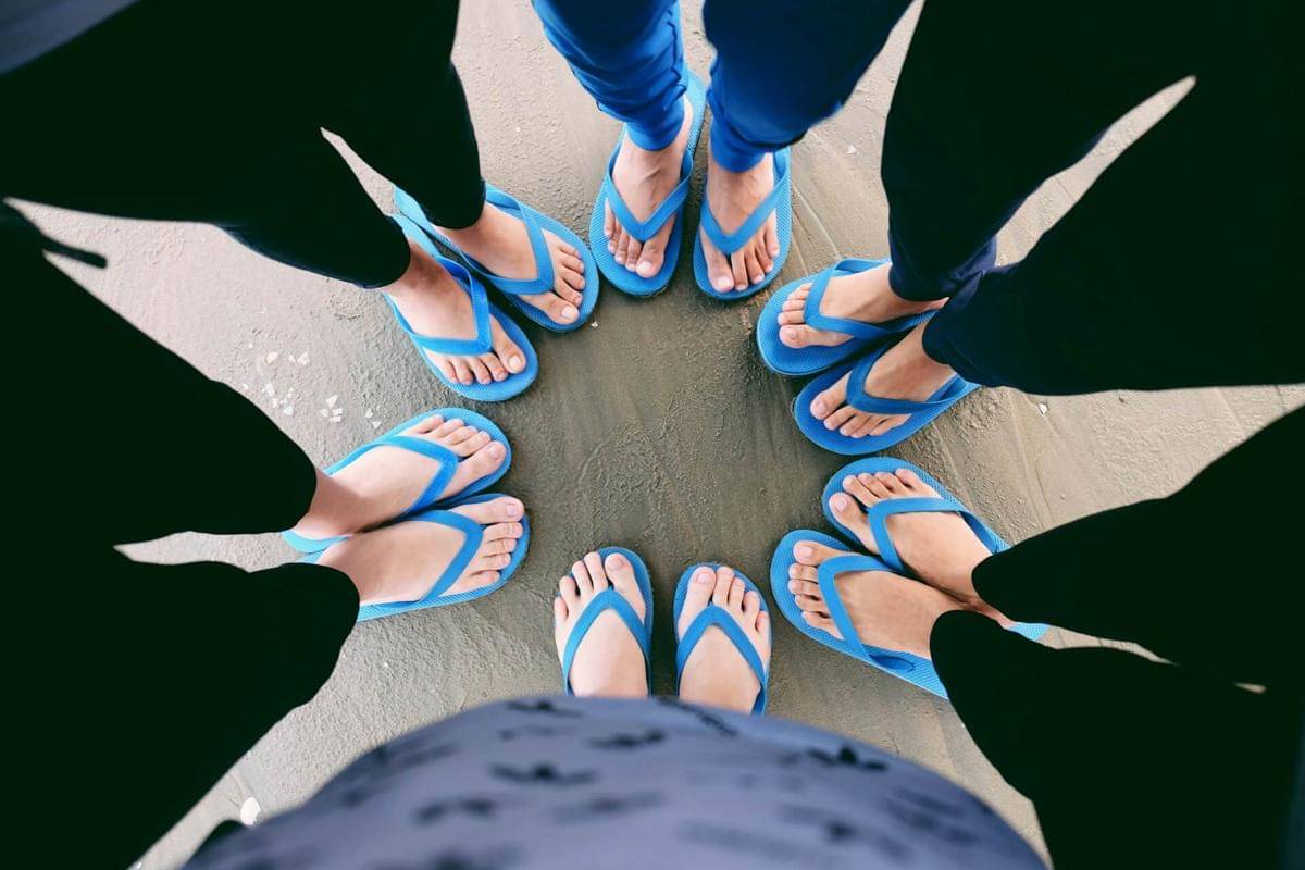 ilustrasi sandal jepit (unsplash.com/Kacey Nguyen)