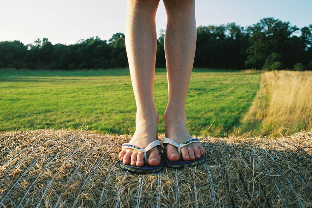 ilustrasi sandal jepit (unsplash.com/Nick Page)