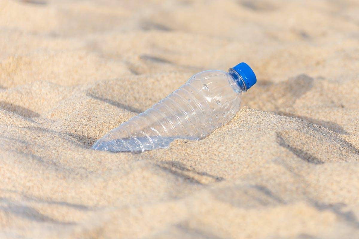 ilustrasi botol plastik (pexels.com/Maria Kray)
