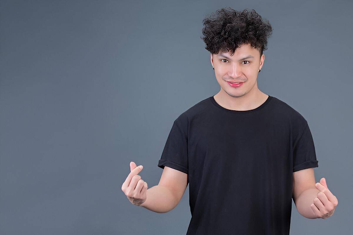 ilustrasi pria menggunakan kaos (freepik.com/jcomp)